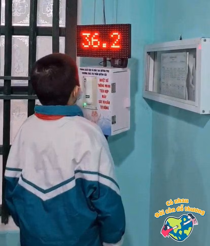 Chiếc máy đo thân nhiệt và rửa tay tự động của nhóm bạn Lê Ngọc Linh có thể điều chỉnh đo thân nhiệt theo chiều cao và lưu trữ thông tin người đo.