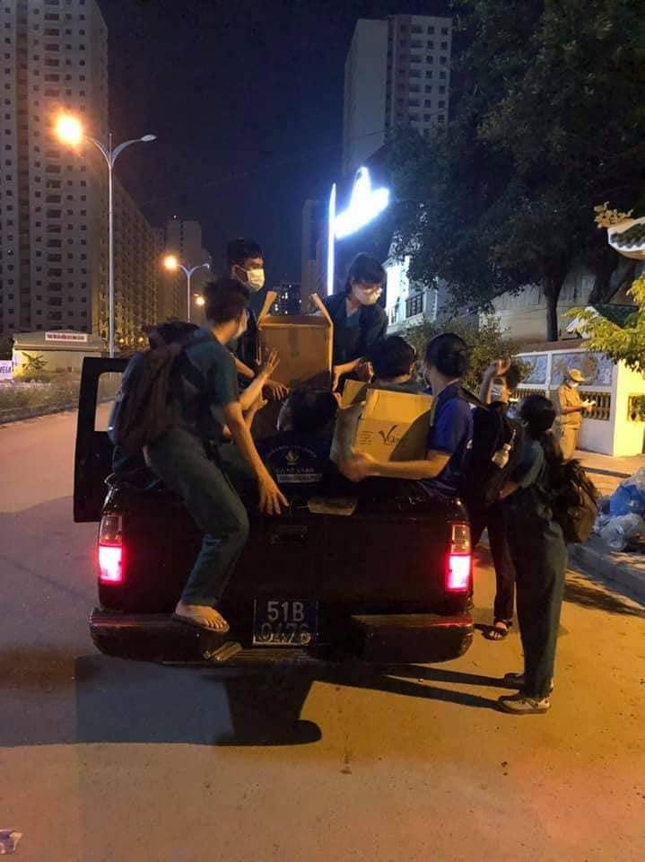 Các bạn đã làm việc đến tận khuya, hỗ trợ hết mình đến khi người dân cuối cùng ra về. Các bạn đã làm việc đến tận khuya, hỗ trợ hết mình đến khi người dân cuối cùng ra về.