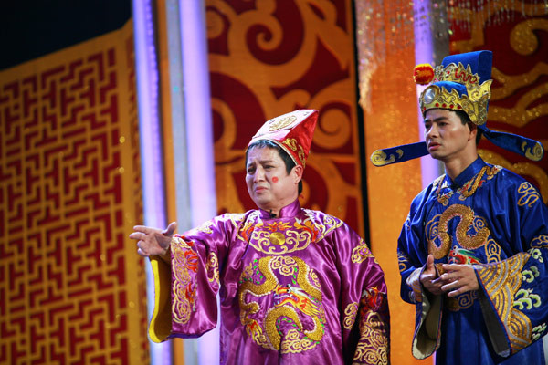 Táo giao thông với vẻ mặt đau đớn, xót xa khi tường thuật lại tình hình giao thông dưới hạ giới.