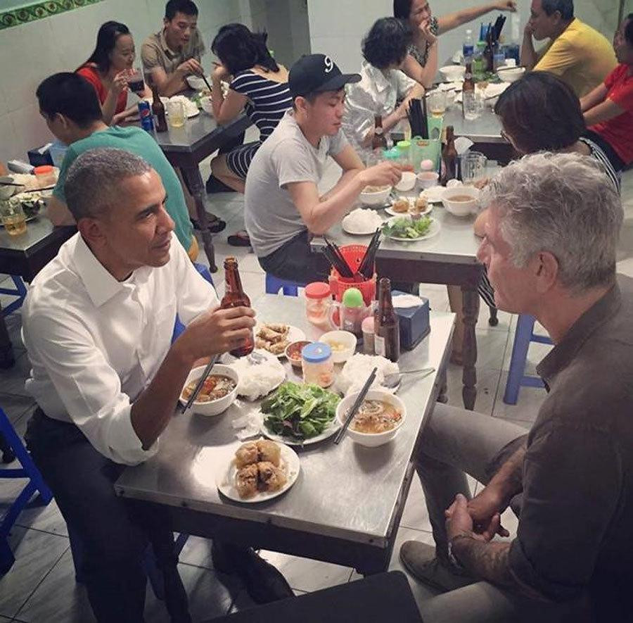 Tổng thống Mỹ Obama và đầu bếp nổi tiếng Anthony Bourdain thưởng thức bún chả Việt Nam.