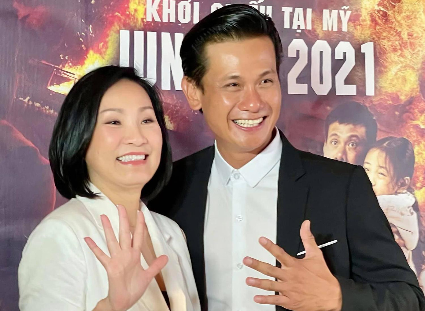 Nghệ sĩ Hồng Đào đi xem Lật mặt ở Mỹ.