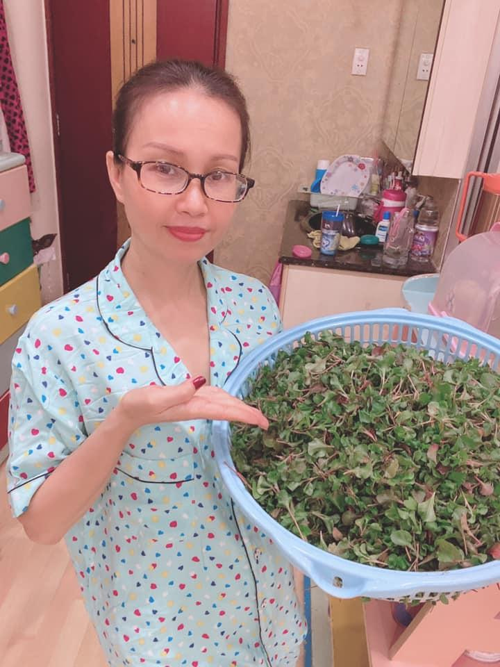 Cẩm Ly bình dị như bao bà nội trợ khác.