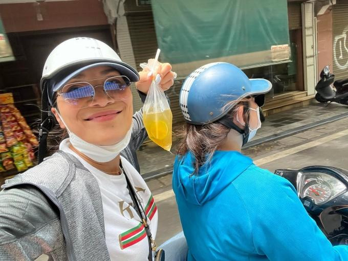 Ca sĩ Hồng Ngọc thích thú với món trà chanh dân dã của Hà Nội.