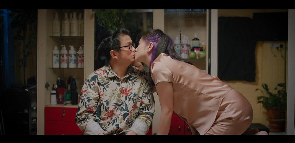 Mơ vẫn không quên nghĩ về những giây phút hạnh phúc mà hai người đã có cùng nhau.