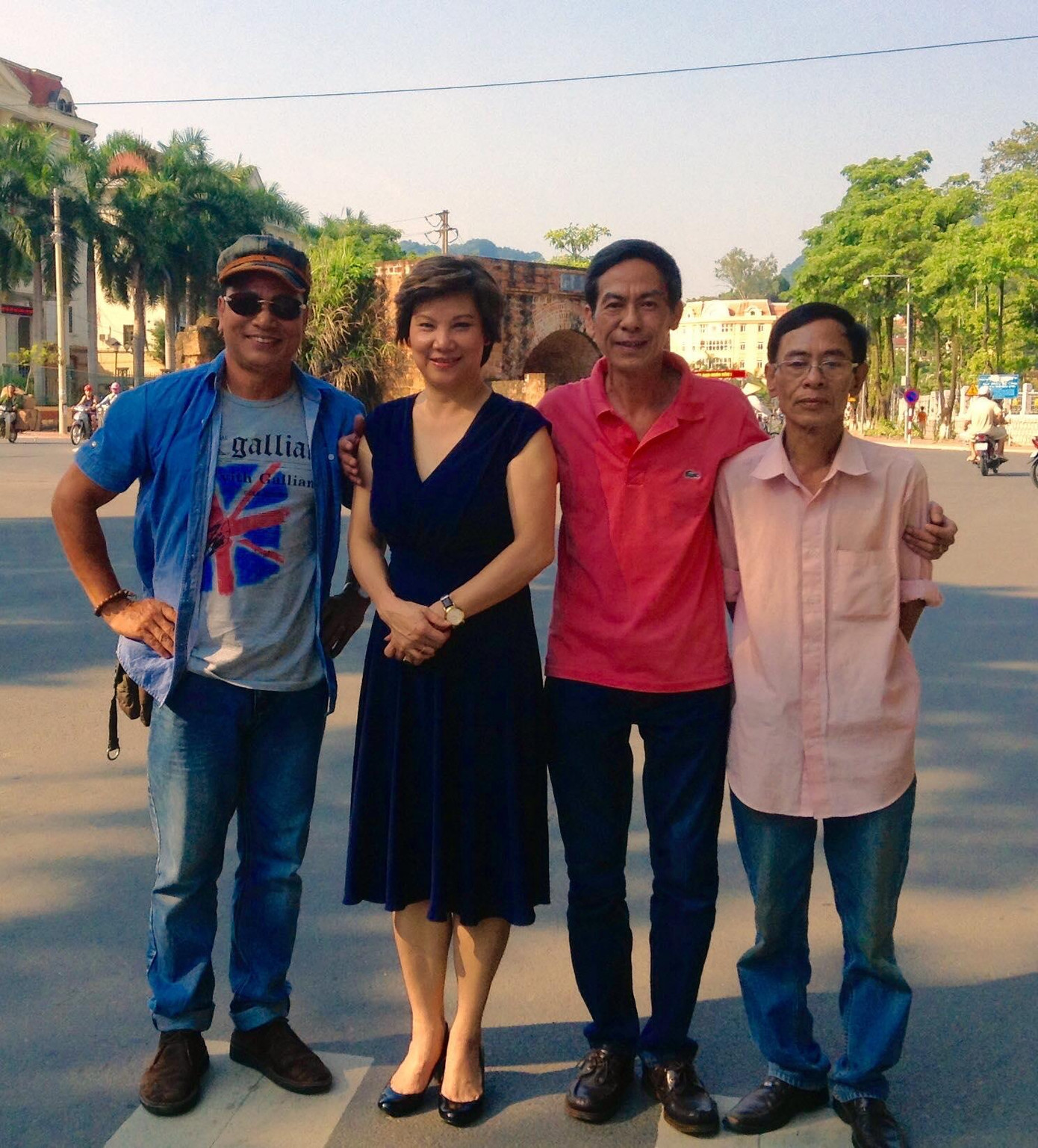 Bùi Bài Bình còn được coi là anh em sinh đôi với thi sĩ Hoàng Nhuận Cầm vì vẻ ngoài quá giống nhau. Bùi Bài Bình còn được coi là anh em sinh đôi với thi sĩ Hoàng Nhuận Cầm vì vẻ ngoài quá giống nhau.