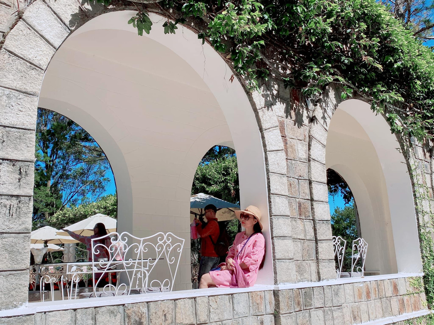 Vẻ trẻ trung hack tuổi của giọng ca "Chim trắng mồ côi".