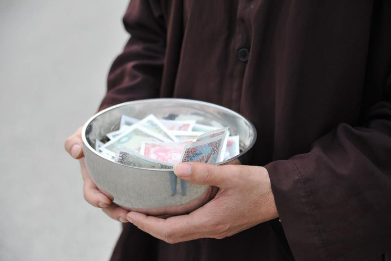 Và đầy úp bát tiền. Và đầy úp bát tiền