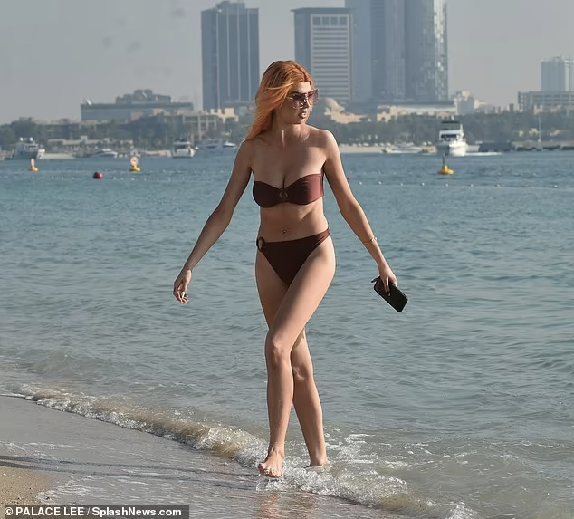 Bộ bikini tối màu càng tôn làn da trắng nuột nà và body cực nóng bỏng của người đẹp sinh ra ở Ireland.