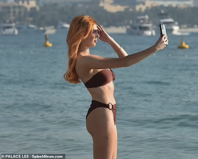 Người đẹp sinh năm 2001 mặc bộ áo tắm quây màu đỏ mận xinh đẹp gợi cảm hút hồn ở biển.