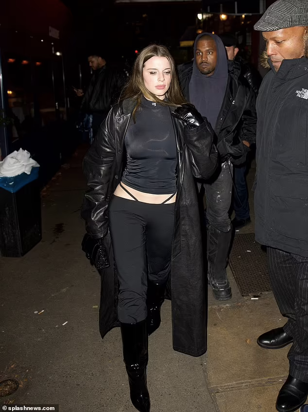 Kanye West và Julia Fox xác nhận chuyện tình cảm thông qua bộ ảnh tình cảm đăng trên Interview Magazine ngày 7/1.