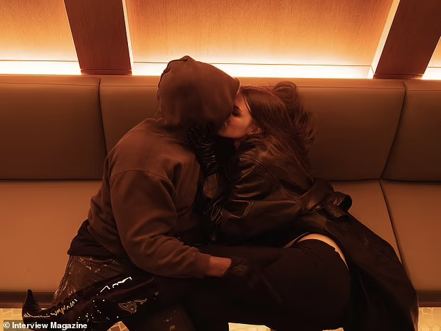 Nhiều người nhanh chóng nhìn ra điểm tương đồng về vóc dáng "bốc lửa" của Julia Fox và nghi ngờ Kanye West công khai chuyện tình cảm là để khiến Kim Kardashian ghen bởi nam rapper đã liên tục bày tỏ mong muốn tái hợp Kim Kardashian nhưng không thành.