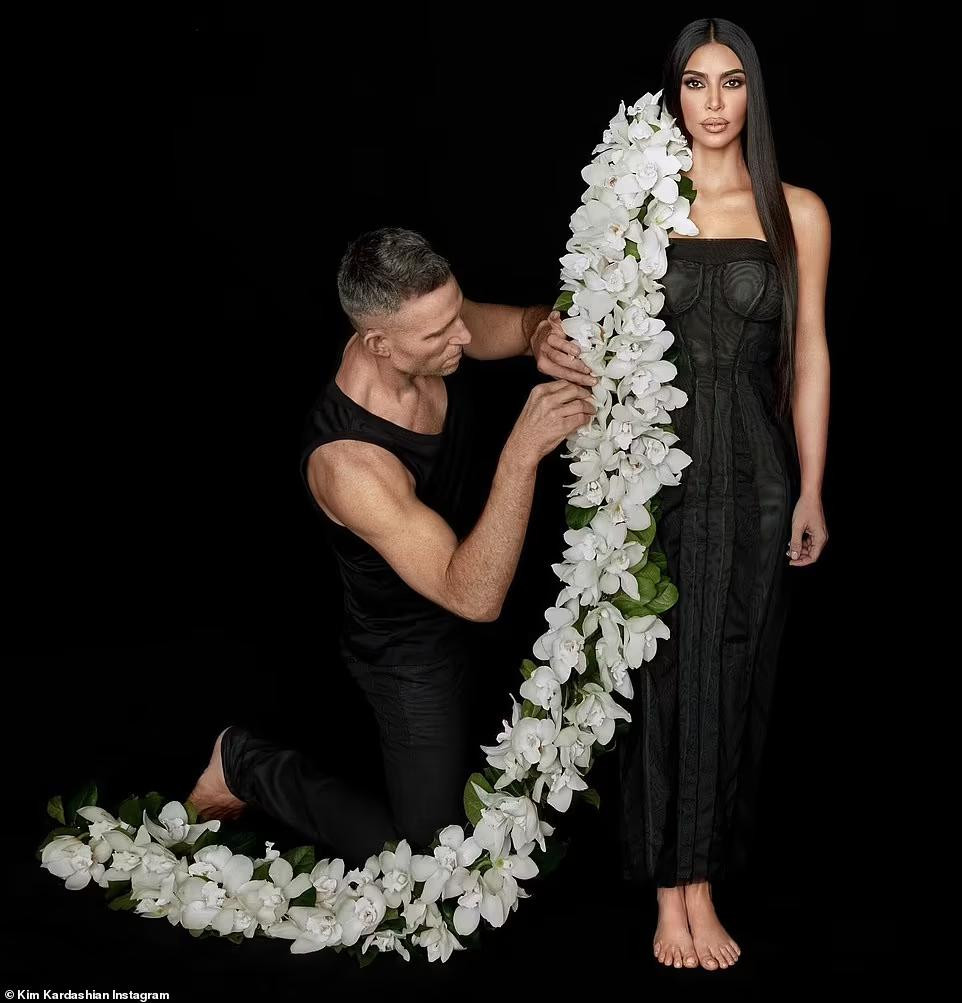 Jeff Leatham và Kim Kardashian đã có những shoot hình đôi tuyệt đẹp để quảng bá cho sản phẩm nước hoa của cả hai sắp ra mắt. Chính bàn tay tài hoa của Jeff Leatham kết bông hoa trang trí, tạo hình uốn lượn để có shoot hình đậm chất nghệ thuật.