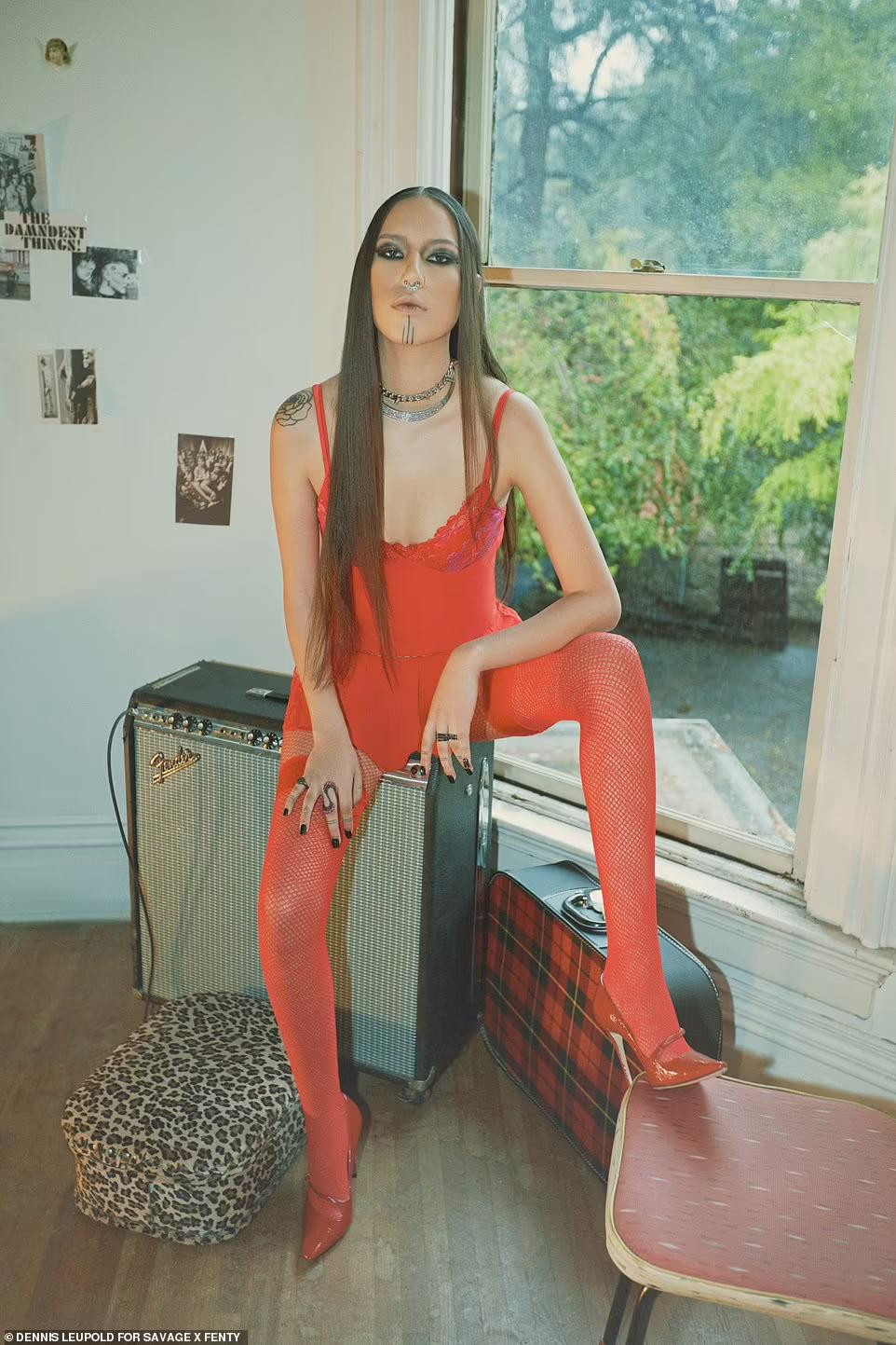 Quannah Chasinghorse - nàng mẫu cá tính người Mỹ, sinh năm 2002 gây ấn tượng với gương mặt lạnh lùng đầy cuốn hút.