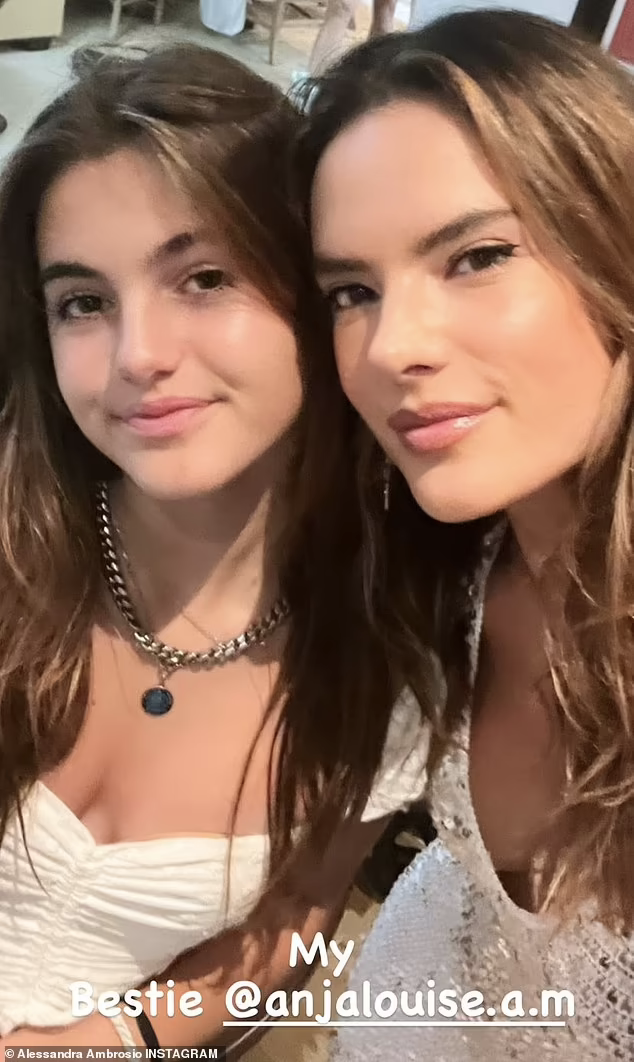 Alessandra Ambrosio tung lên Instagram Stories vào đêm giao thừa bức ảnh bên con gái Anja, 13 tuổi và gọi bé là My Bestie (tạm dịch: Người bạn thân nhất của tôi). Alessandra Ambrosio tung lên Instagram Stories vào đêm giao thừa bức ảnh bên con gái Anja, 13 tuổi và gọi bé là My Bestie (tạm dịch: Người bạn thân nhất của tôi).