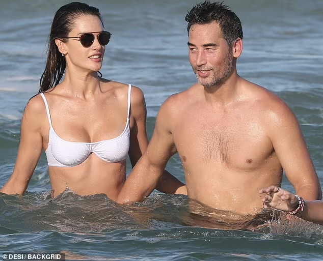 Cả hai công khai tình cảm vào đầu năm 2020 và từ đó, thường xuyên đi nghỉ cùng nhau... Cả hai công khai tình cảm vào đầu năm 2020 và từ đó, thường xuyên đi nghỉ cùng nhau...