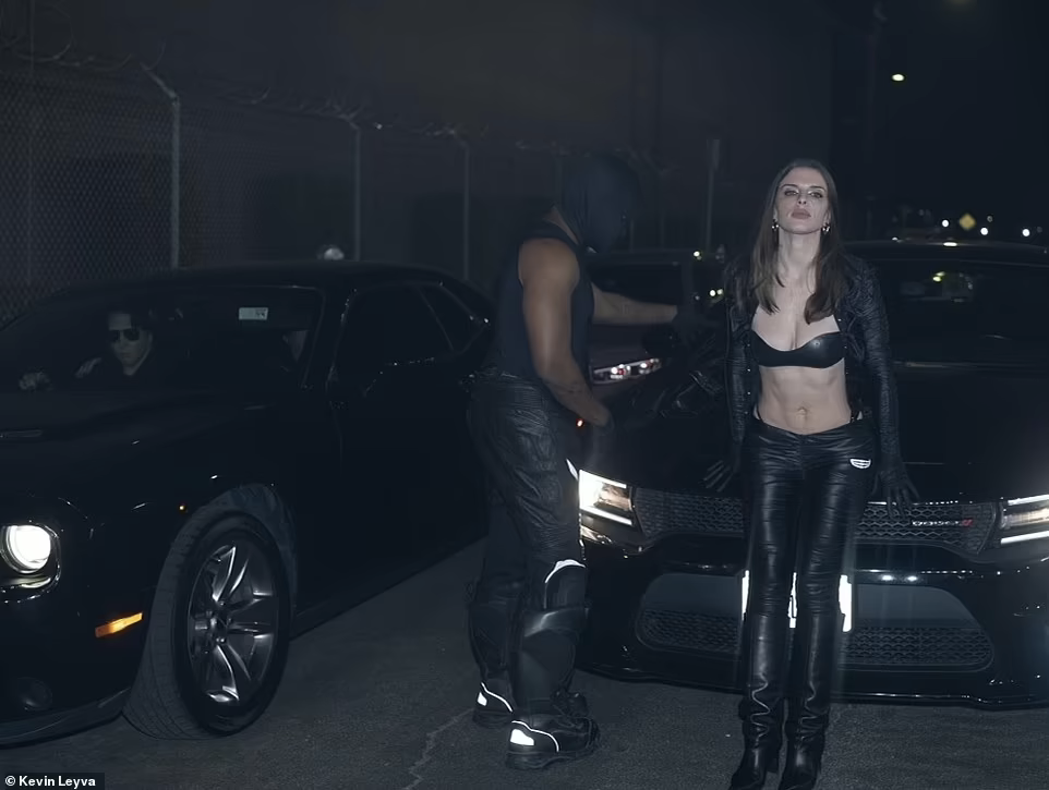 Dailymail cho biết, đây là những cảnh quay tình tứ của cặp đôi cho album sắp tới của Kanye West mang tên Donna 2. Đây là album nối tiếp Donna đầu tiên của anh ra mắt vào tháng 8 năm ngoái.