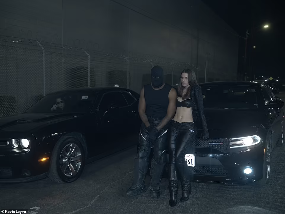 ... nữ diễn viên Julia Fox mặc phong cách khoe nội y, phô vòng một nóng bỏng và làn da trắng nuột nà gợi cảm.