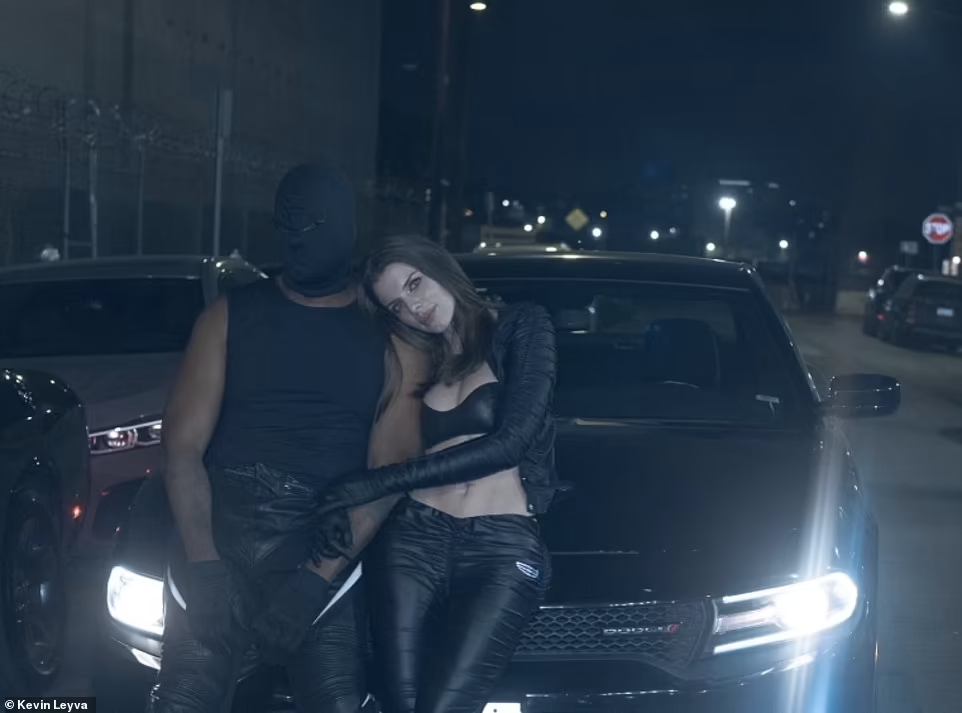 Loạt ảnh độc quyền được Dailymail ghi lại cảnh tình tứ của rapper tỷ phú Kanye West 44 tuổi và bạn gái kém 13 tuổi Julia Fox mới đây gây chú ý.