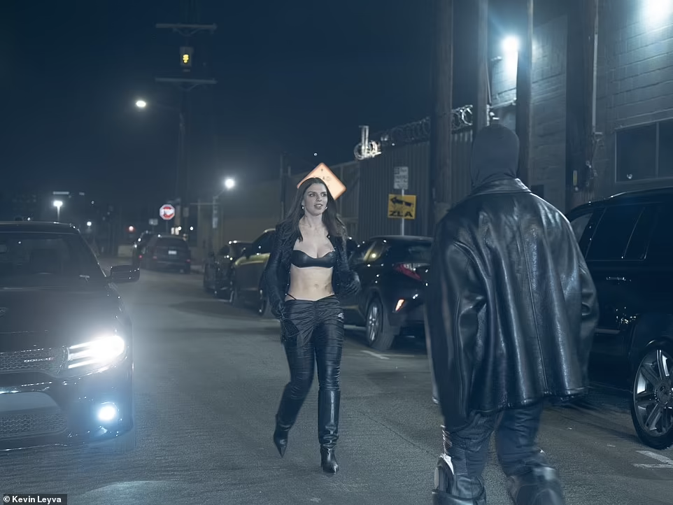 Kanye West và Julia Fox xác nhận mối quan hệ thông qua bộ ảnh tình cảm đăng trên Interview Magazine ngày 7/1.