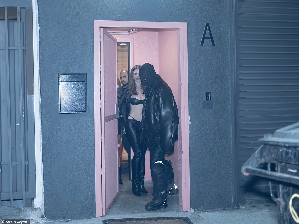 Sau khi Kanye West chính thức xác nhận đang hẹn hò với Julia Fox chỉ hai tháng sau khi vợ cũ, Kim Kardashian, công khai qua lại với nam diễn viên hài Pete Davidson, nhiều người nhanh chóng nhìn ra điểm tương đồng về vóc dáng "bốc lửa" của Julia Fox và nghi ngờ Kanye West công khai chuyện tình cảm là để khiến Kim Kardashian ghen.