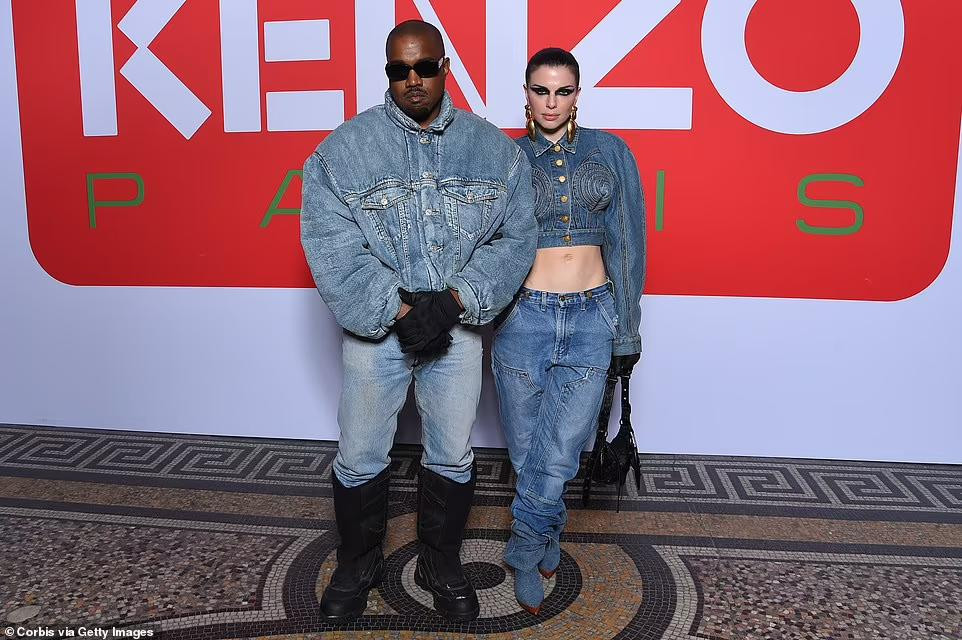 Hôm 22/1, cánh săn ảnh bắt gặp Kanye West và Julia Fox hội ngộ tại sân bay ở Miami trước khi bay đến Paris dự show thời trang.