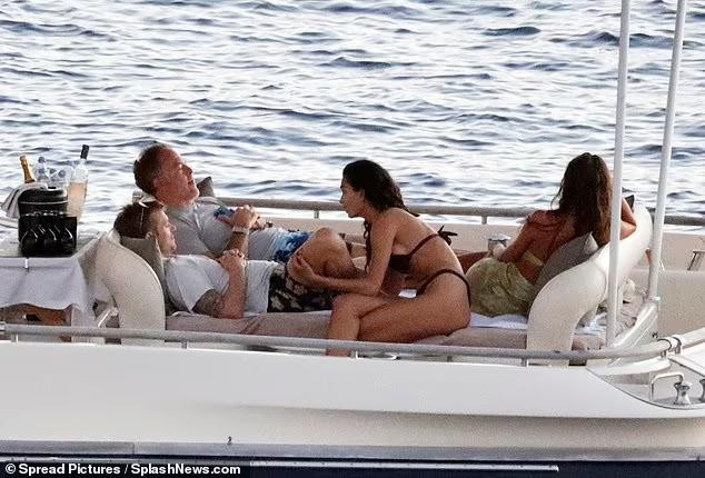 Anh cũng từng kết hôn với nghệ sĩ xăm hình Cleo Wattenstrom vào năm 2015, ly hôn vào năm 2018 trước khi đến với Kelly Gale.