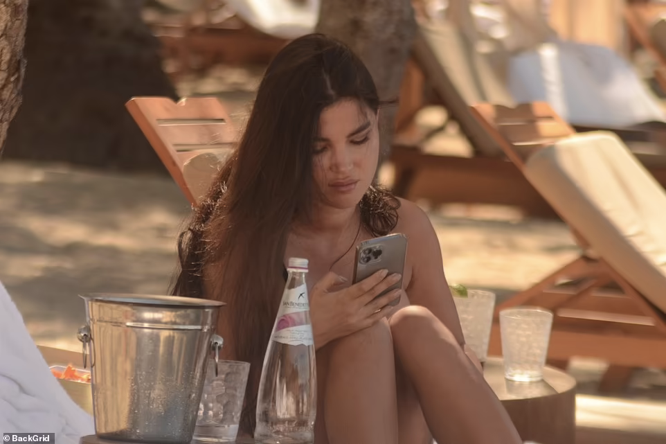 Sveta Bilyalova sinh năm 1989, hơn bạn trai 8 tuổi, là người đẹp nước Nga nổi đình đám Instagram với những bức ảnh phô body cực gợi cảm "đốt mắt" người nhìn.