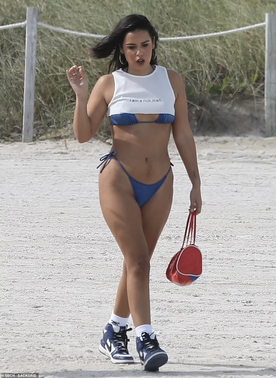 Cô còn được nhận xét là ăn đứt Kim Kardashian về đường cong thể hình mềm mại và vẻ gợi cảm đàn bà.