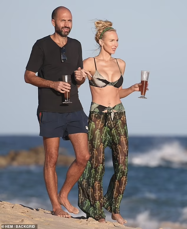 Cả hai không ít lần bị cánh săn ảnh chụp lai những màn âu yếm ngọt ngào trong các kỳ nghỉ.