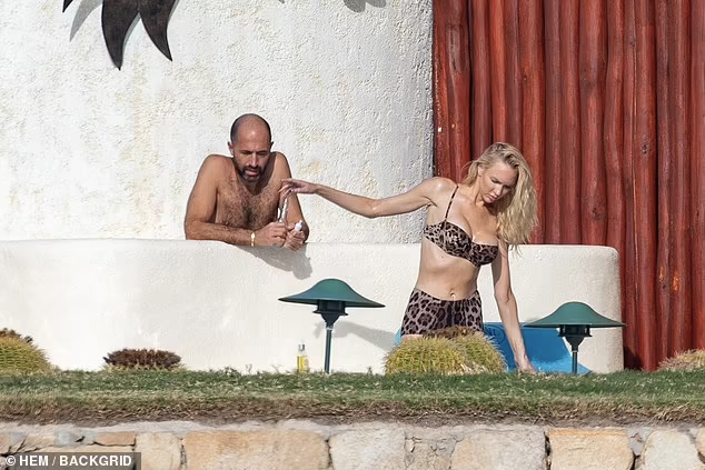 Vợ chồng cô vừa đón đứa con trai đầu lòng được hơn nửa năm.