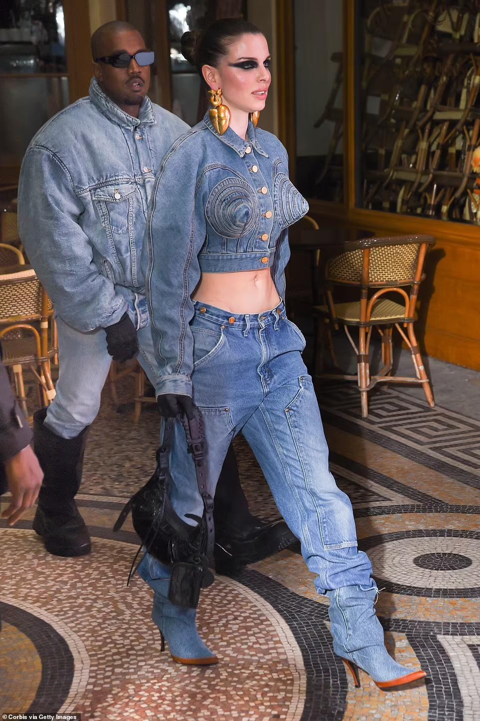 Nữ diễn viên Julia Fox, 31 tuổi, gây chú ý với áo denim ngực hình đầu đạn, phối với quần bò cạp trễ khoe vòng 2 phẳng lỳ.