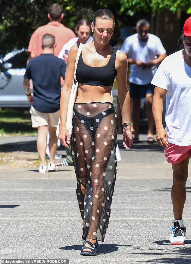 Trang phục cho thấy body săn chắc không chút mỡ thừa và đôi chân thon dài của người đẹp nước Úc.