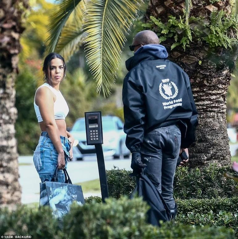 Trước đó, người đẹp bị bắt gặp xuất hiện cùng rapper Kanye West trên một khu phố ở thành phố biển Miami...