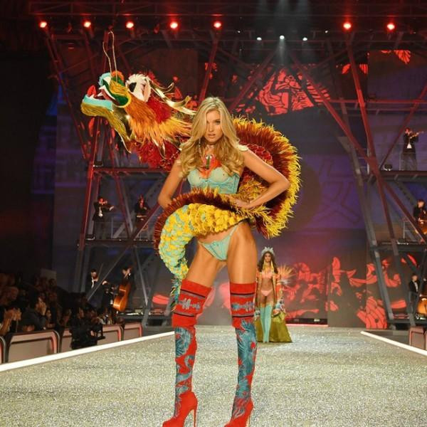 Hình ảnh Elsa Hosk khoác cánh thiên thần, mở màn cho Victoria's Secret Fashion Show 2016 cũng như BST đầu tiên - The Road Ahead. Đây là lần đầu tiên chân dài đến từ Thụy Điển vinh dự đảm nhận vị trí này.