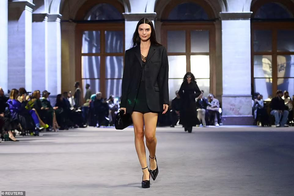 Nàng mẫu nội y người Mỹ Emily Ratajkowski trình diễn tại sự kiện với trang phục đen tuyền.