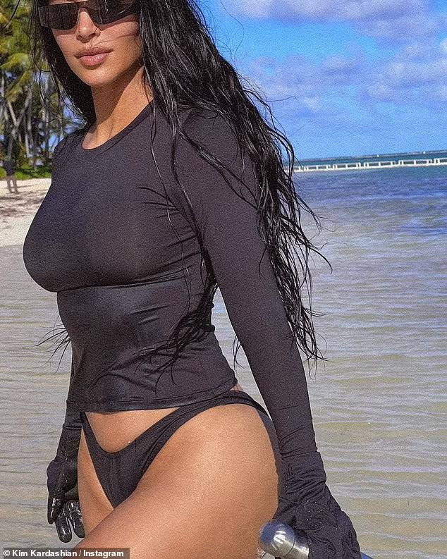 Trên Instagram có lượng fan khủng lên đến 282 triệu follow, Kim Kardashian vừa tung bộ ảnh mặc áo tắm màu đen khoe gần trọn vòng 3 siêu "bốc lửa".