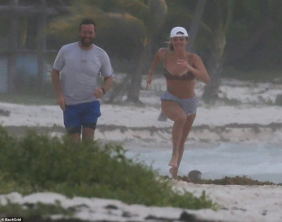 Hai bố con trông rất vui vẻ bên nhau. Con gái lớn của anh và vợ cũ - minh tinh Gwyneth Paltrow (SN 1972) - mới 17 tuổi nhưng vóc dáng phổng phao, cao lớn trưởng thành hơn so với tuổi.