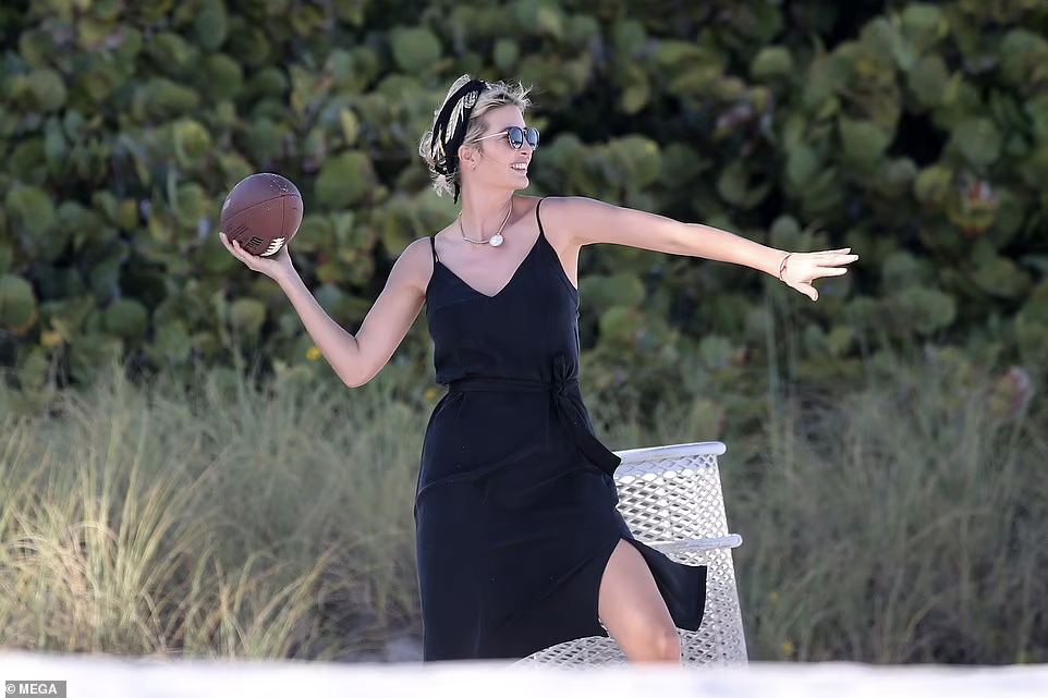 Dù mặc chiếc váy 2 dây đơn giản, khăn quấn đầu nhưng Ivanka Trump vẫn toát lên sắc vóc xinh đẹp gợi cảm và thần thái quý tộc, sang chảnh đầy khí chất.