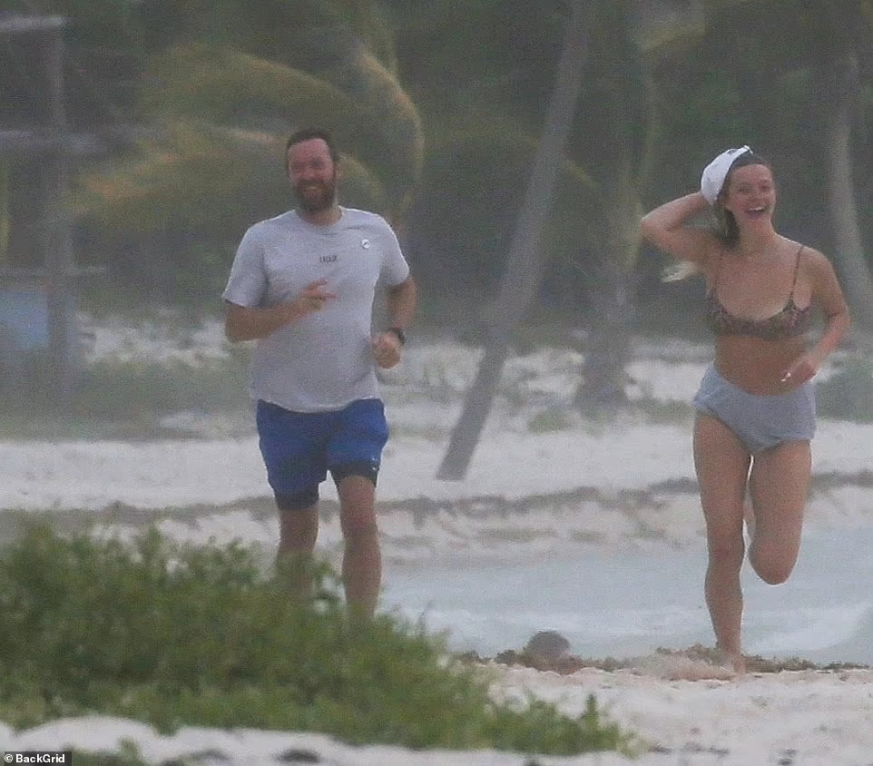 Tuy nhiên, đến năm 2016, nam ca sĩ và vợ hơn 5 tuổi quyết định chia tay trong vui vẻ và giữ mối quan hệ đồng nghiệp thân thiết.