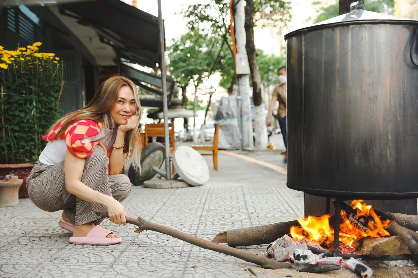 ... và khoe khoảnh khắc bên nồi bánh chưng chuẩn bị đón Tết.