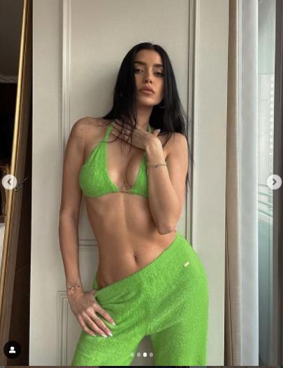 "Mỹ nhân nóng bỏng nhất Canada" Nicole Williams cũng thường xuyên làm mẫu cho sản phẩm nội y của ca sĩ tỷ phú Rihanna.