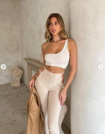 Những bộ cảnh ôm sát, cắt xẻ càng tôn đường cong thể hình gây mê của Kara Del Toro.