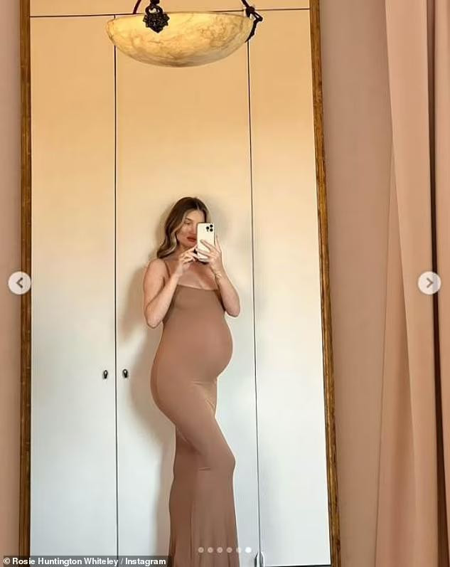 Rosie Huntington-Whiteley tung loạt ảnh mặc váy 2 dây màu nude ôm sát lộ rõ bụng bầu ở cuối thai kỳ.