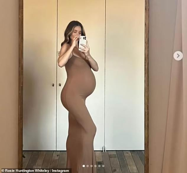 Tháng 8 năm ngoái, nàng mẫu nổi tiếng xứ sương mù vui mừng thông báo tới người hâm mộ về việc cô và bạn trai hơn 20 tuổi đang chuẩn bị chào đón đứa con thứ 2.