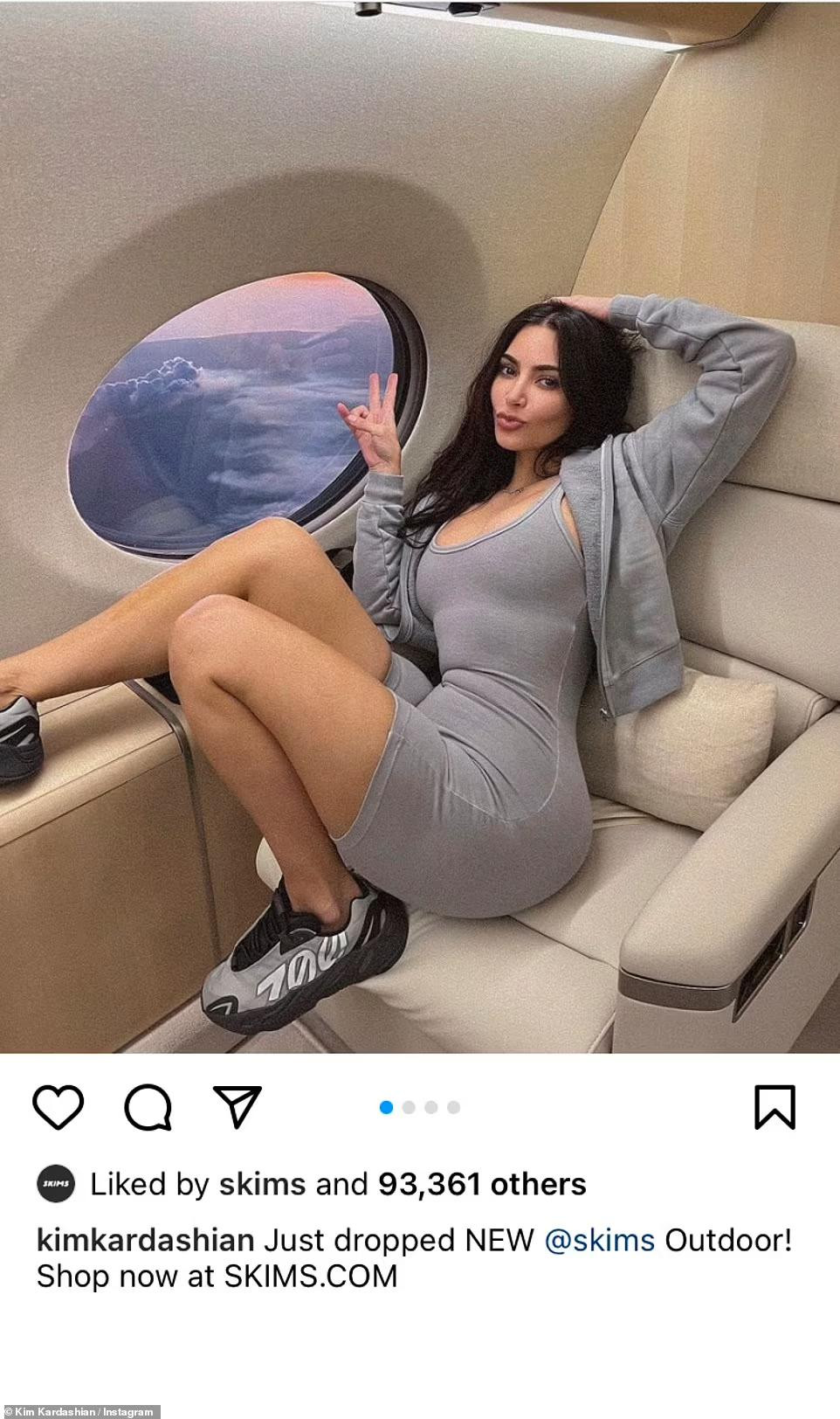 Sau khi đệ đơn ly hôn rapper Kanye West (SN 1977) hồi tháng đầu năm 2021, không chỉ công việc ngày càng phát triển, mà chuyện tình cảm riêng tư của cô cũng thuận lợi. Người đẹp 8x vừa chính thức xác nhận hẹn hò sao nam kém 13 tuổi Pete Davidson, người "sát gái" nổi tiếng ở Hollywood. Trong khi đó, dù cố níu kéo vợ cũ nhưng Kanye West cũng vừa công khai hẹn hò nữ diễn viên Julia Fox có vóc dáng giống hệt Kim Kardashian. Nhiều người cho rằng đây có lẽ là hành động mà chàng rapper muốn khiêu khích vợ cũ vì cô phớt lờ mọi động thái muốn tái hợp của anh.