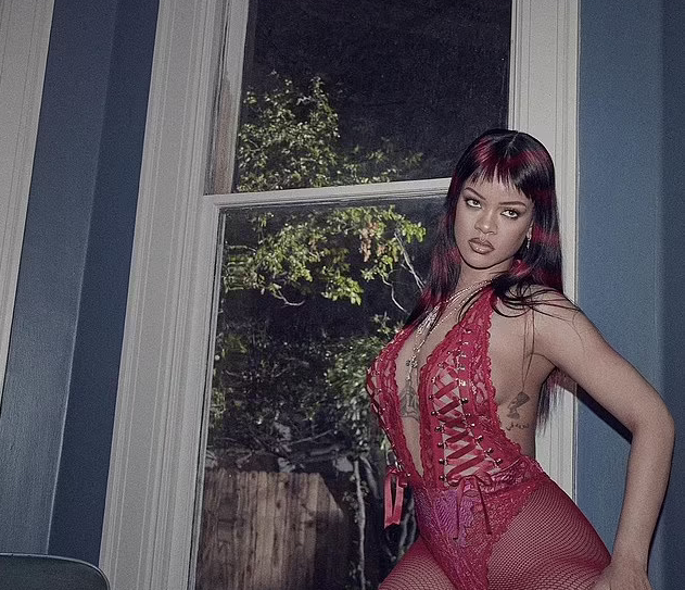 Rihanna "đốt mắt" người hâm mộ với những kiểu thả dáng táo bạo "đầy khiêu khích".