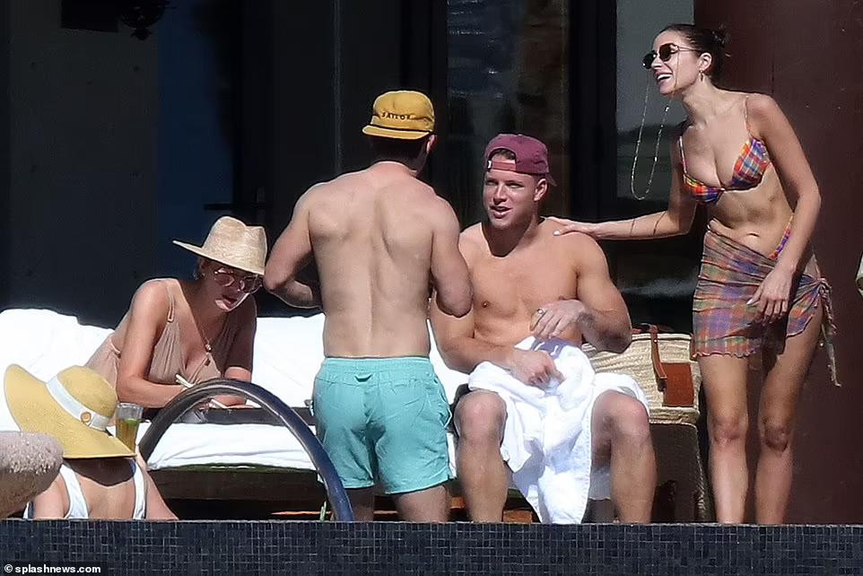 Nhân viên hãng hàng không American Airlines cho rằng trang phục của cô không phù hợp với quy định của hãng và yêu cầu mặc thêm áo nếu không sẽ không được lên máy bay.