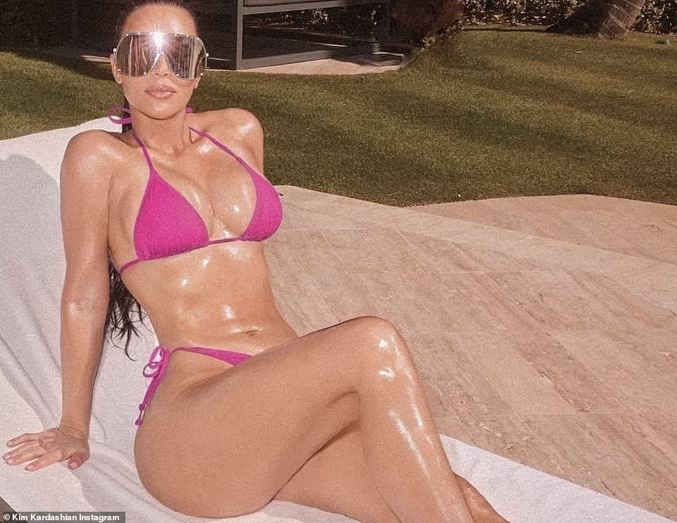 Liên tục show những shoot hình áo tắm cực "bốc lửa", bộ ảnh bikini "rực lửa" mới đây của "Kim siêu vòng 3" nước Mỹ tiếp tục khiến fan "đứng ngồi không yên".