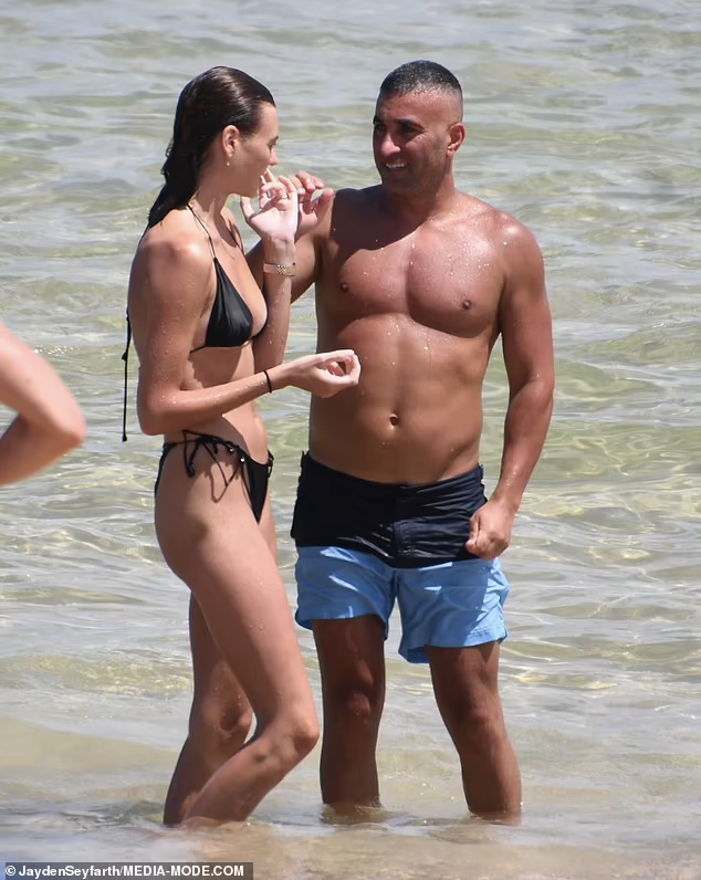 Người đẹp sinh năm 1993 trò chuyện vui vẻ với người đàn ông bí ẩn...