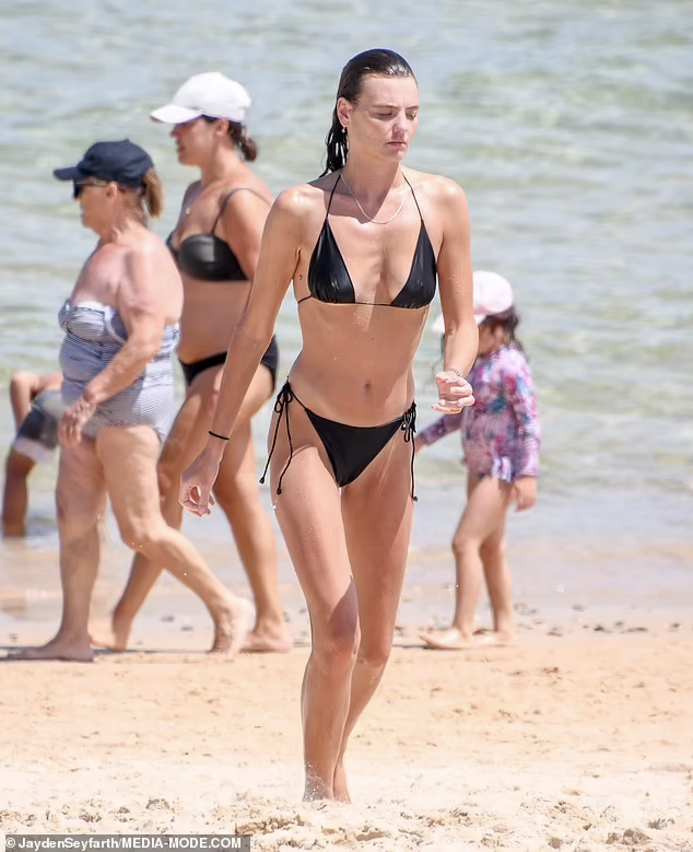 ... phô thân hình săn chắc, thon nuột đẹp như tượng tạc và nhận nhiều khen ngợi.